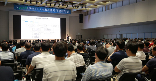 19일 서울 마곡동 LG사이언스파크에서 LG전자가 개발자들의 인공지능 관련 역량을 강화하고 그룹 계열사에 인공지능 개발 노하우를 공유하는 '2018 LG 소프트웨어 개발자의 날' 행사를 했다.  LG전자 소프트웨어 공학연구소장인 엄위상 연구위원(맨 위)이 발표를 하고 있다LG전자 제공